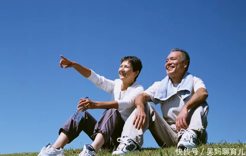 爷爷逗孙子“总来我家蹭饭丢人不”孙子一句话，让爷爷红了眼睛