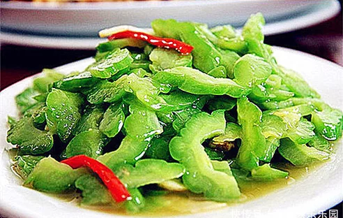 炒苦瓜时，只会焯水还不行！多加一样东西，苦瓜清脆还不苦