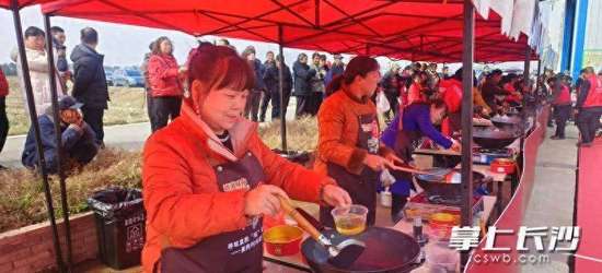 锅铲盛菜的声音