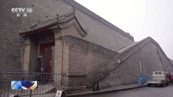 西安城墙下早市