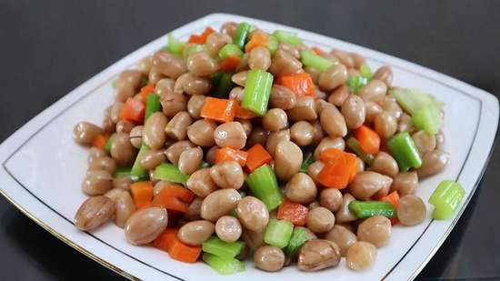 大年初八迎财神五路财神进家门