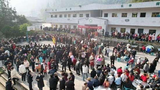 返乡创业青年散养猪