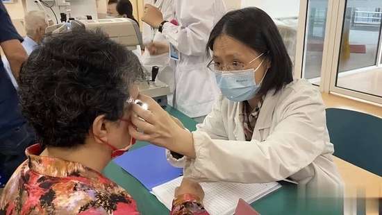 眼睛越来越模糊而且越来越小