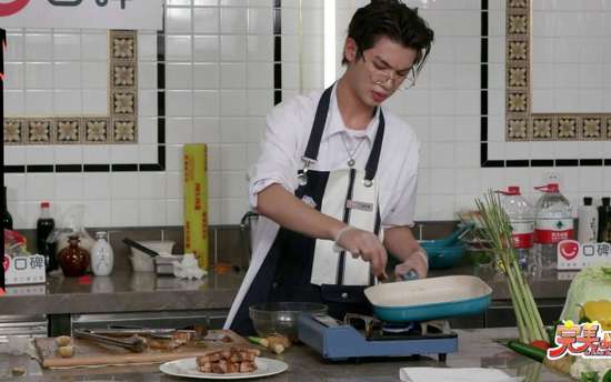 黄明昊吃饭八道菜制作过程