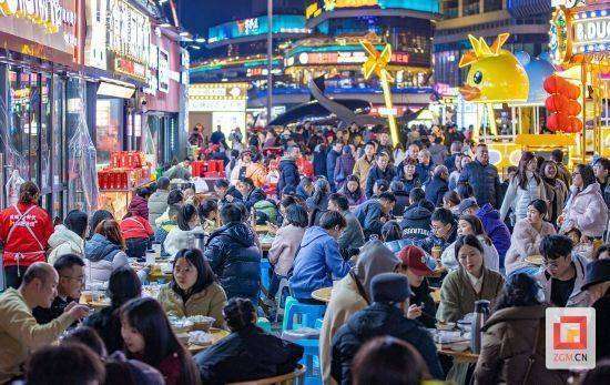 新春走基层服务区的年味盛宴