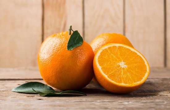 阳光下剥橙子烫伤