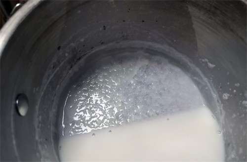 盒装奶加热后锅底出现一层絮状物