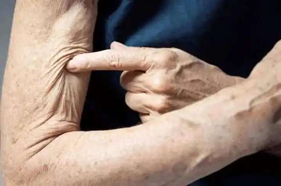 老人晚饭吃太早有危害