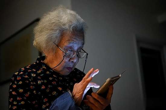 眼睛越来越模糊而且越来越小