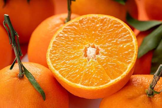 阳光下剥橙子烫伤