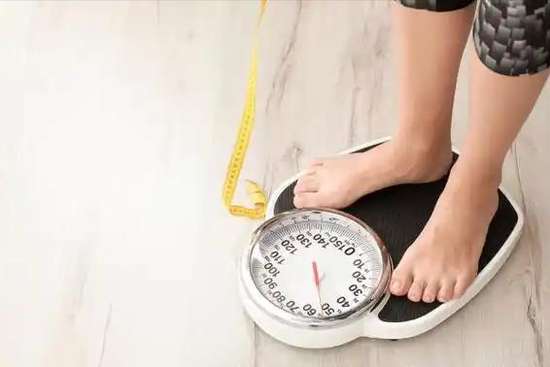 老人晚饭吃太早有危害