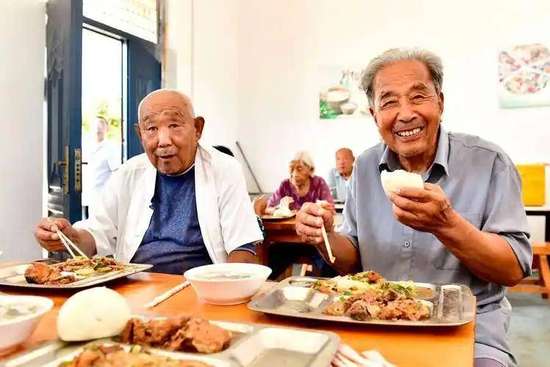 老人晚饭吃太早有危害