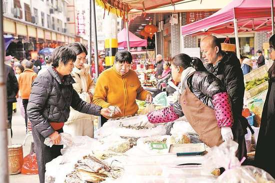 春节将至农家年货走俏市场