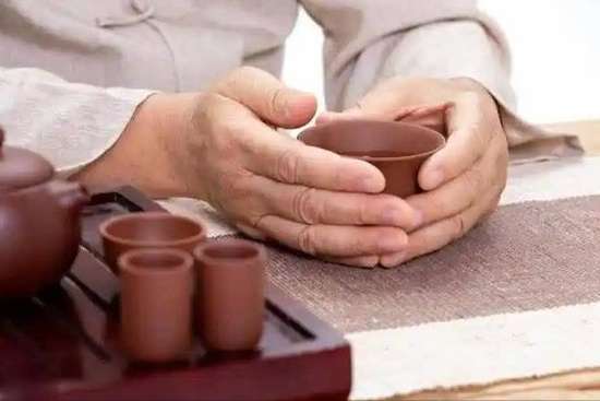 专家发现老人长期不喝酒