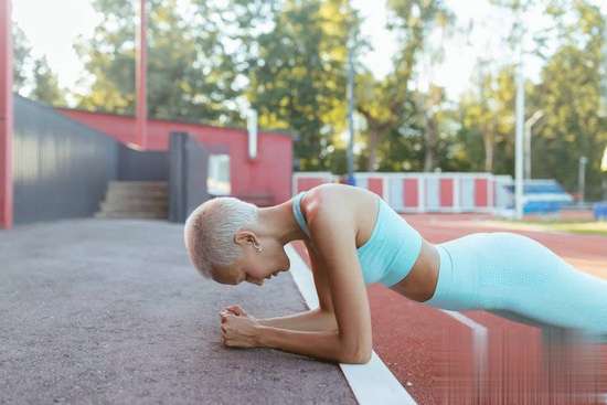 深蹲俯卧撑100个