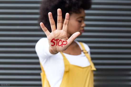 居家矿泉水练背