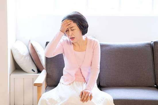 62岁大妈三十年不吃晚饭采访视频