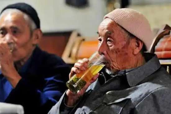 专家发现老人长期不喝酒