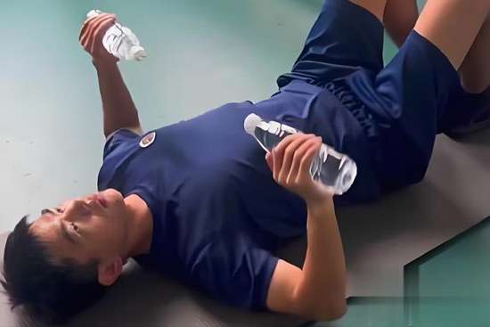 居家矿泉水练背