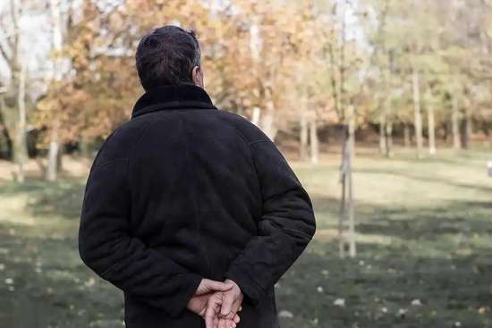 60岁走路喘不过气是什么原因