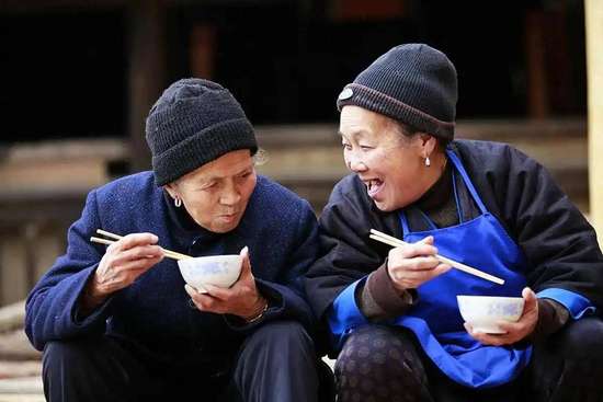 老人晚饭吃太早有危害