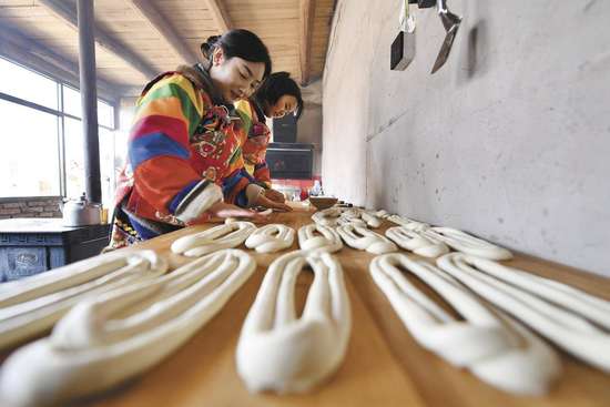 新春走基层张灯结彩迎新年