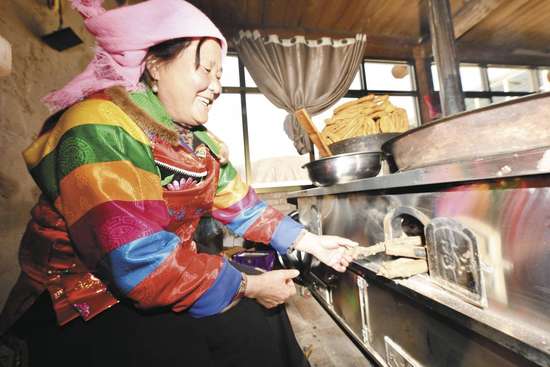 新春走基层张灯结彩迎新年