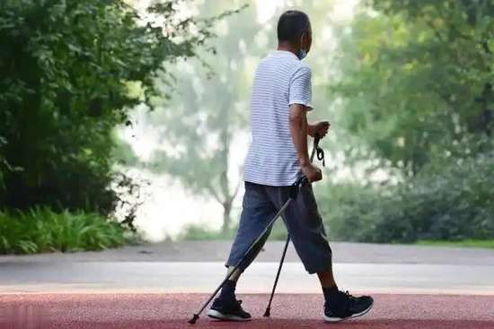 上了年纪的人不适合爬山