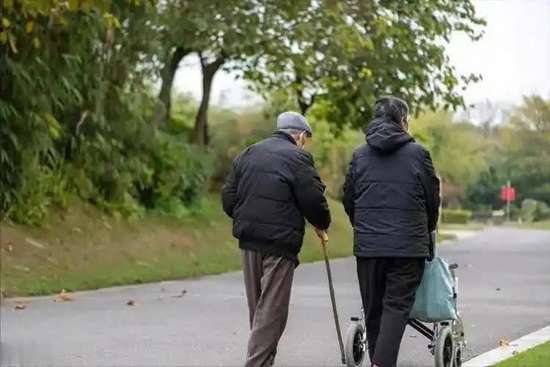 60岁走路喘不过气是什么原因