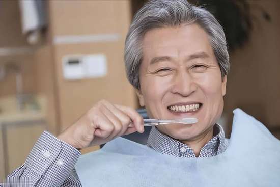 口腔出现五种迹象或是癌症的信号