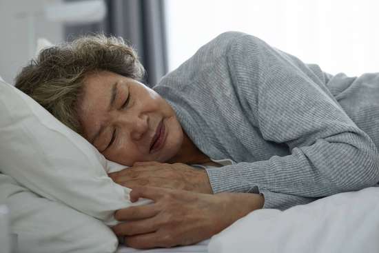 老人睡懒觉是什么预兆