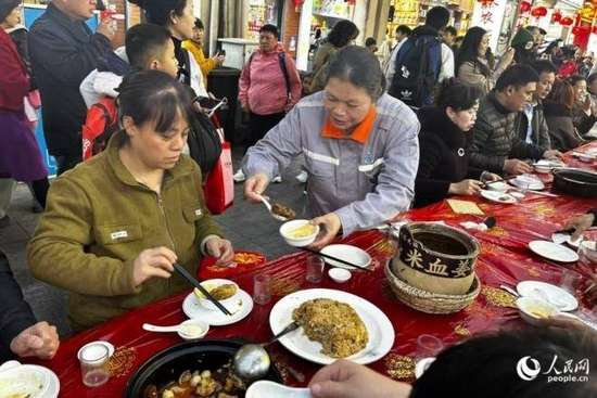 新春走基层暖心的除夕之夜