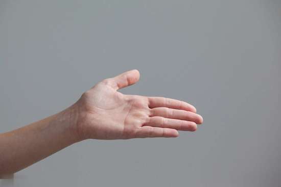 揉开手上的穴位