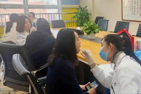 口腔出现五种迹象或是癌症的信号