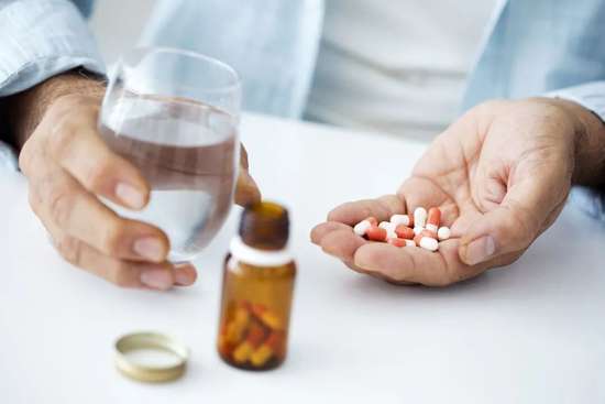 吃这几类药千万别喝热水了