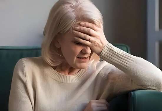 眼睛越来越模糊而且越来越小