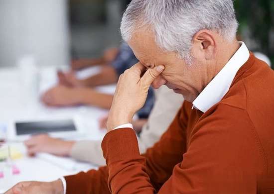 眼睛越来越模糊而且越来越小