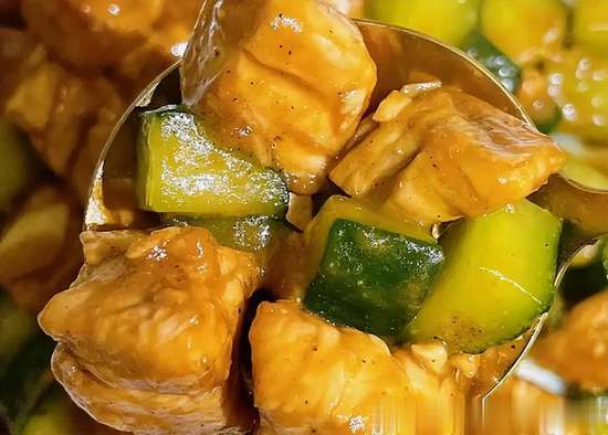 鸡胸肉和黄瓜怎么炒好吃又嫩