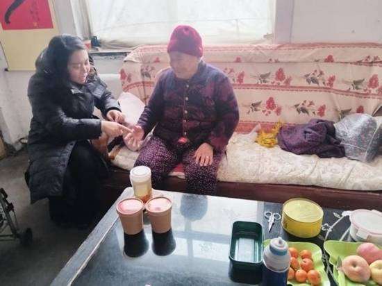 一碗热粥暖腊八节