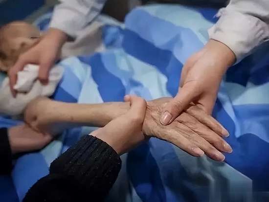 眼睛越来越模糊而且越来越小