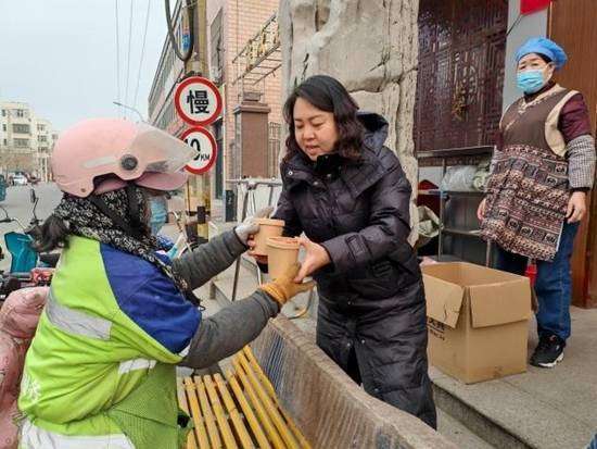 一碗热粥暖腊八节