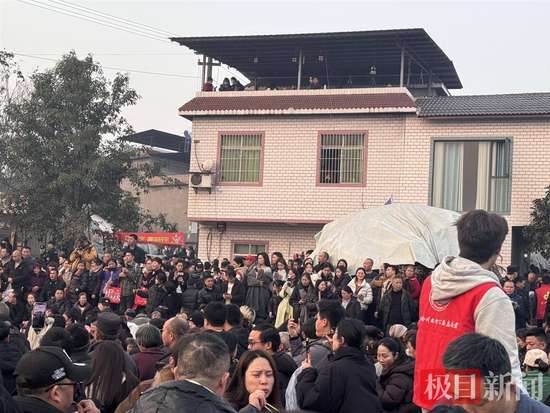 重庆女生因“摇人按猪”走红