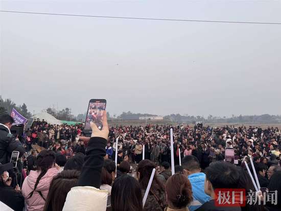 重庆女生因“摇人按猪”走红