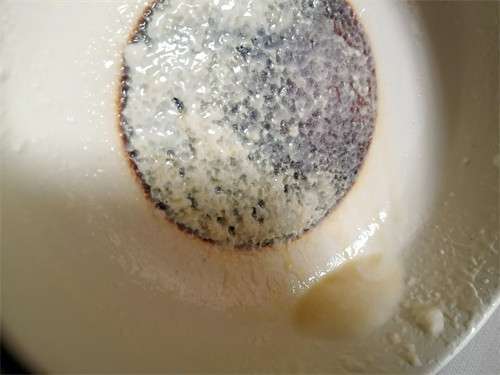 盒装奶加热后锅底出现一层絮状物