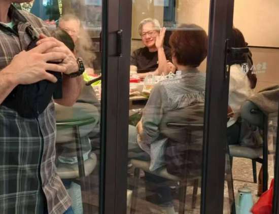 黄仁勋到访深圳