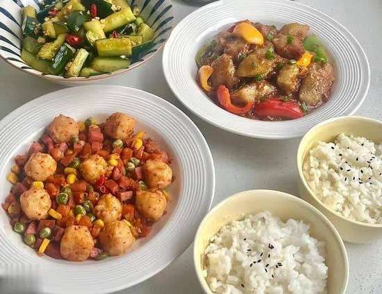 62岁大妈三十年不吃晚饭采访视频