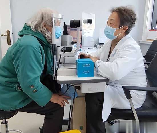 眼睛越来越模糊而且越来越小