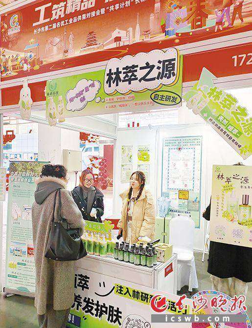 一群00后开假发店