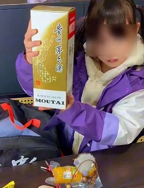 小女孩跳蚤市场买茅台
