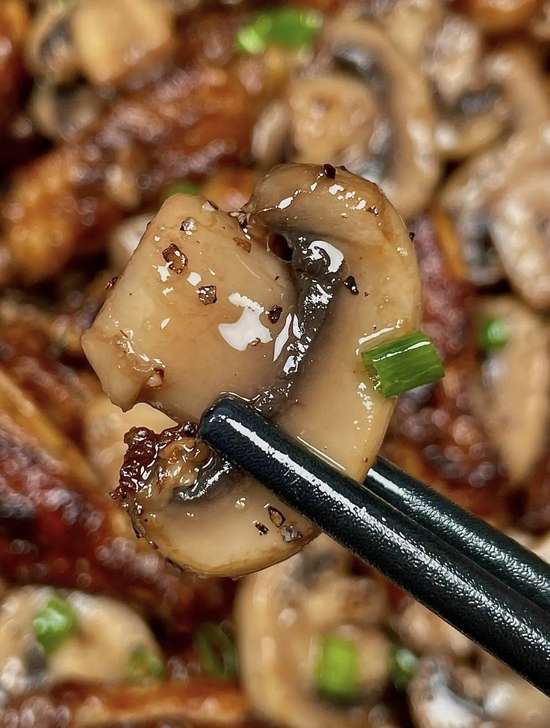 黑椒鸡翅口蘑做法